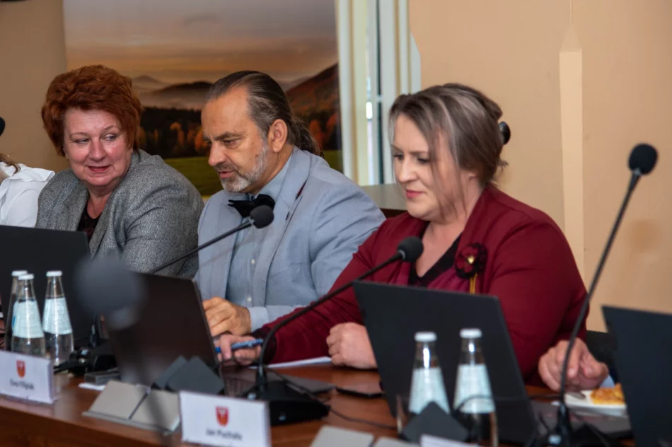 Powiat jak „wóz drabiniasty” i rozmowy “o pierdołach” - niejednogłośne wotum zaufania - zdjęcie 7