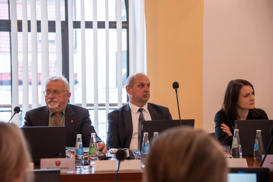 Powiat jak „wóz drabiniasty” i rozmowy “o pierdołach” - niejednogłośne wotum zaufania - zdjęcie 8