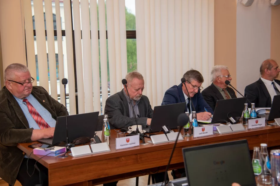 Powiat jak „wóz drabiniasty” i rozmowy “o pierdołach” - niejednogłośne wotum zaufania - zdjęcie 11