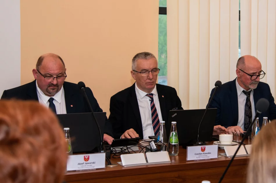 Powiat jak „wóz drabiniasty” i rozmowy “o pierdołach” - niejednogłośne wotum zaufania - zdjęcie 12