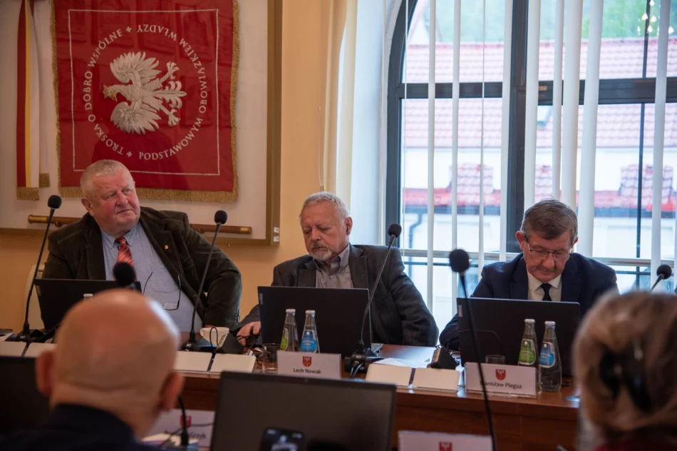 Powiat jak „wóz drabiniasty” i rozmowy “o pierdołach” - niejednogłośne wotum zaufania - zdjęcie 13