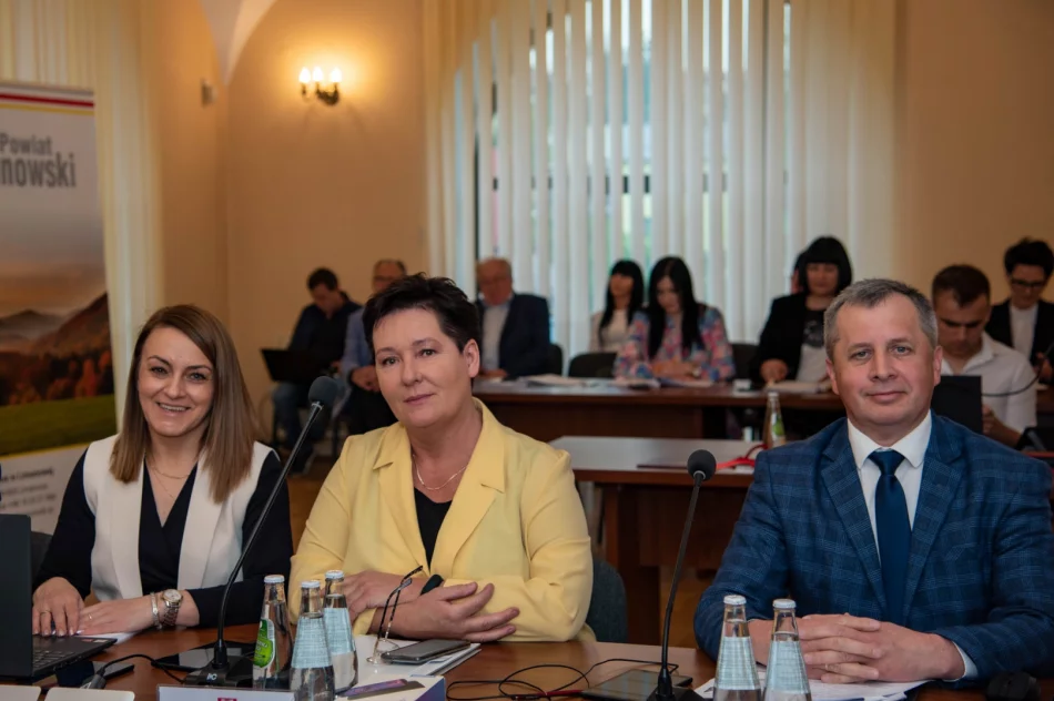 Powiat jak „wóz drabiniasty” i rozmowy “o pierdołach” - niejednogłośne wotum zaufania - zdjęcie 15