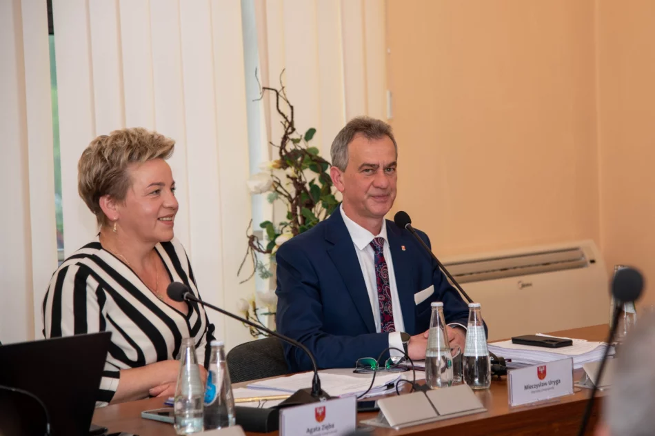 Powiat jak „wóz drabiniasty” i rozmowy “o pierdołach” - niejednogłośne wotum zaufania - zdjęcie 18