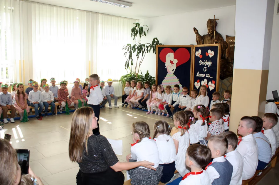 Dzień Mamy w Szkole Podstawowej w Męcinie - zdjęcie 2