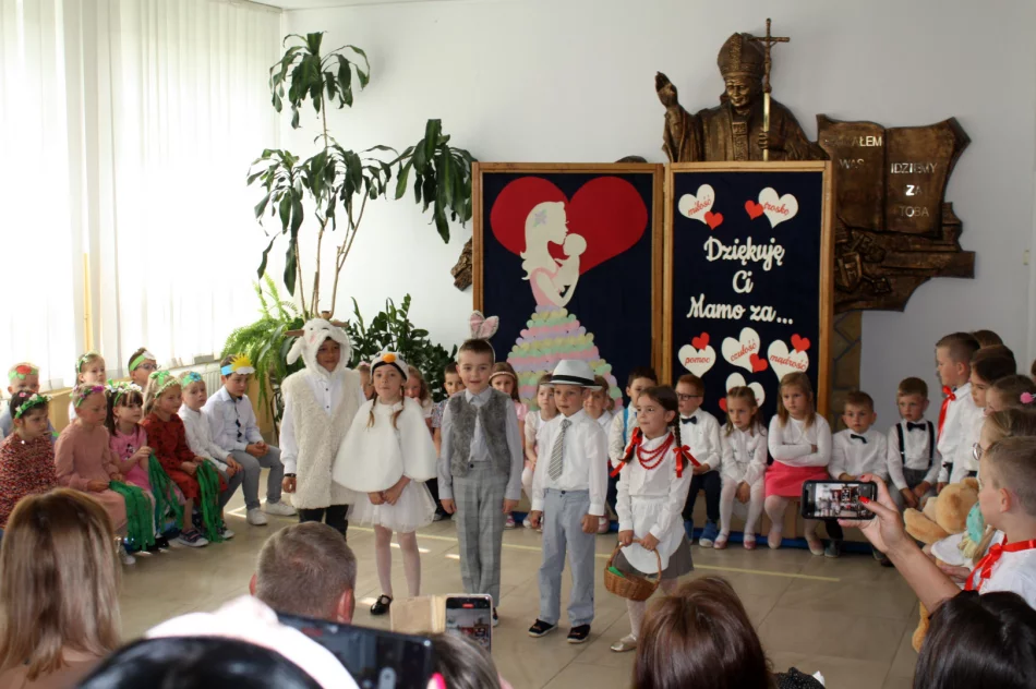 Dzień Mamy w Szkole Podstawowej w Męcinie - zdjęcie 5
