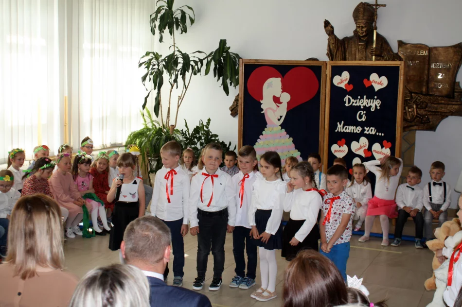 Dzień Mamy w Szkole Podstawowej w Męcinie - zdjęcie 7