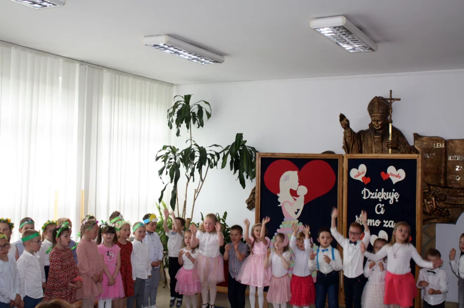 Dzień Mamy w Szkole Podstawowej w Męcinie - zdjęcie 10