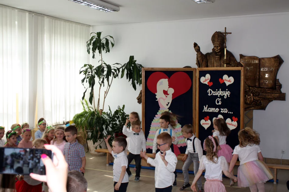 Dzień Mamy w Szkole Podstawowej w Męcinie - zdjęcie 11