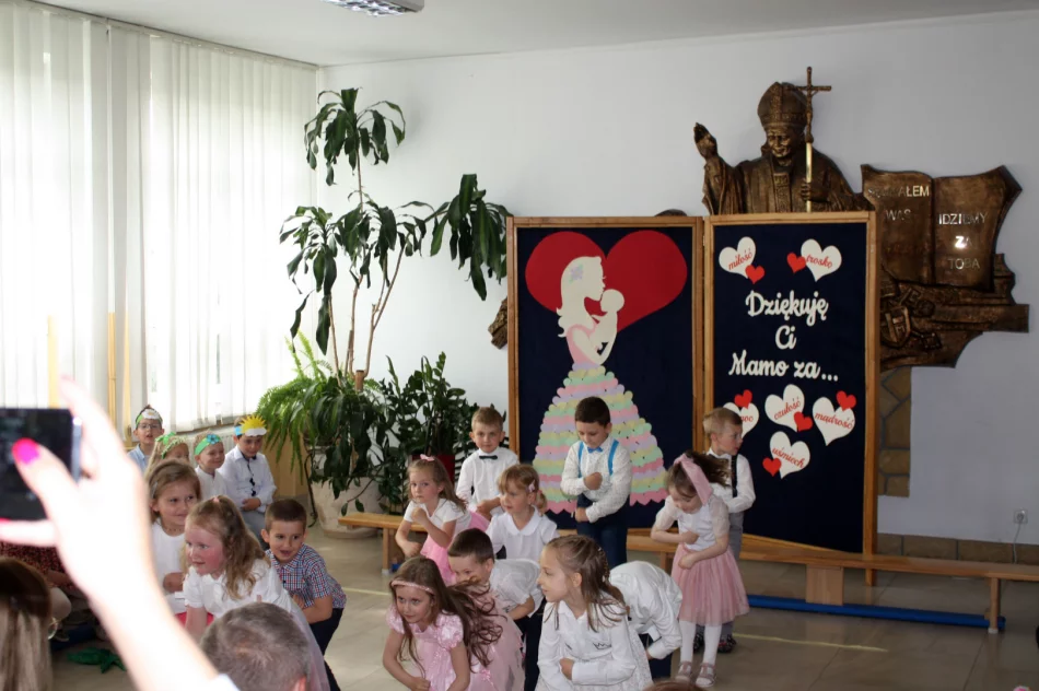 Dzień Mamy w Szkole Podstawowej w Męcinie - zdjęcie 12