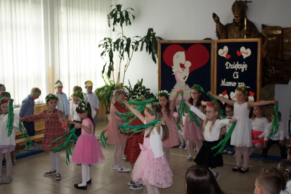 Dzień Mamy w Szkole Podstawowej w Męcinie - zdjęcie 13