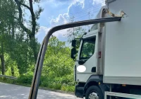 Stalowa szyna wbiła się tuż nad kabiną kierowcy - zdjęcie główne