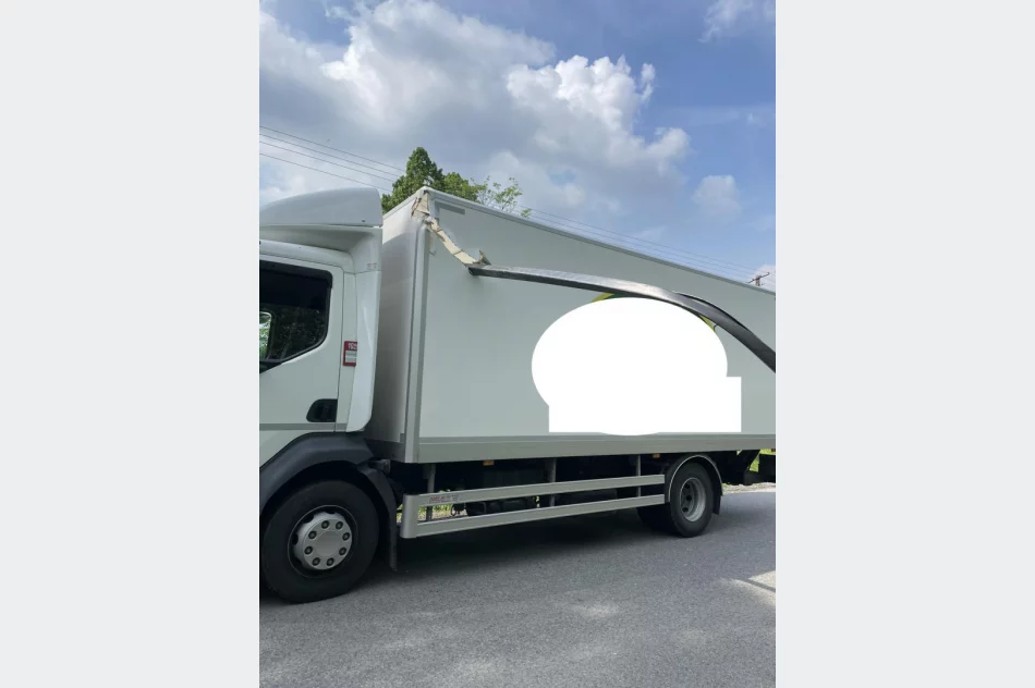 Stalowa szyna wbiła się tuż nad kabiną kierowcy - zdjęcie 2