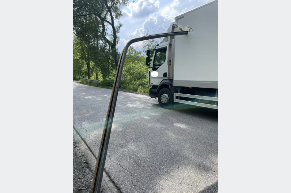 Stalowa szyna wbiła się tuż nad kabiną kierowcy - zdjęcie 4