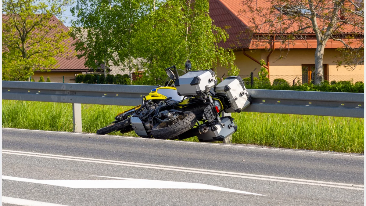 Motocyklista uderzył w bariery na DK 28. Trafił do szpitala