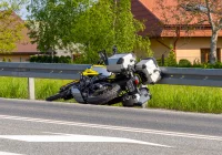 Motocyklista uderzył w bariery na DK 28. Trafił do szpitala - zdjęcie główne