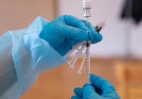 Oszuści zarobili 4 mln zł na wystawianiu fałszywych zaświadczeń o szczepieniu przeciwko COVID-19 - zdjęcie główne