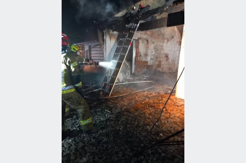 W nocy spłonął budynek gospodarczy, udało się uratować dom - zdjęcie 5