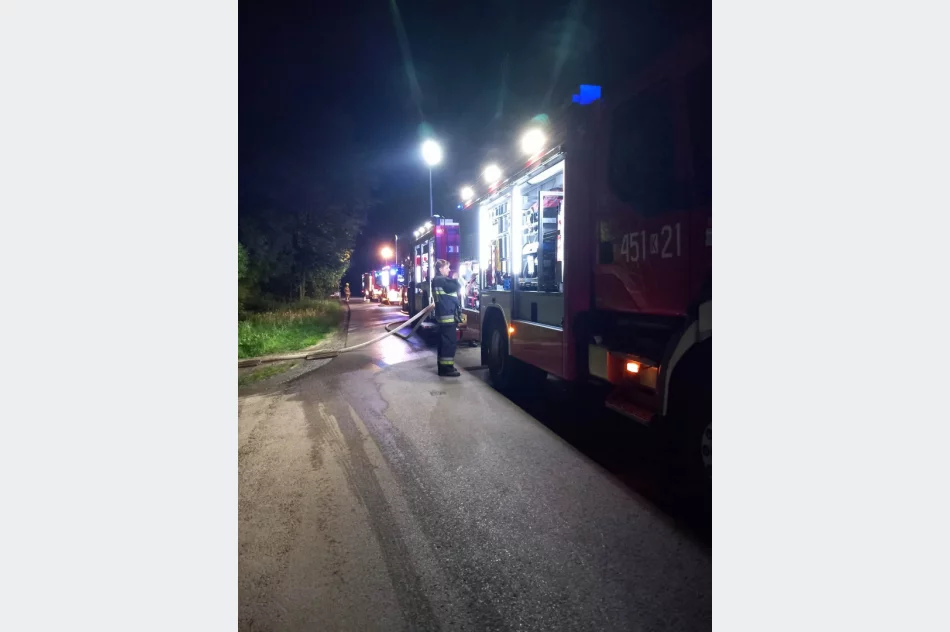 W nocy spłonął budynek gospodarczy, udało się uratować dom - zdjęcie 8