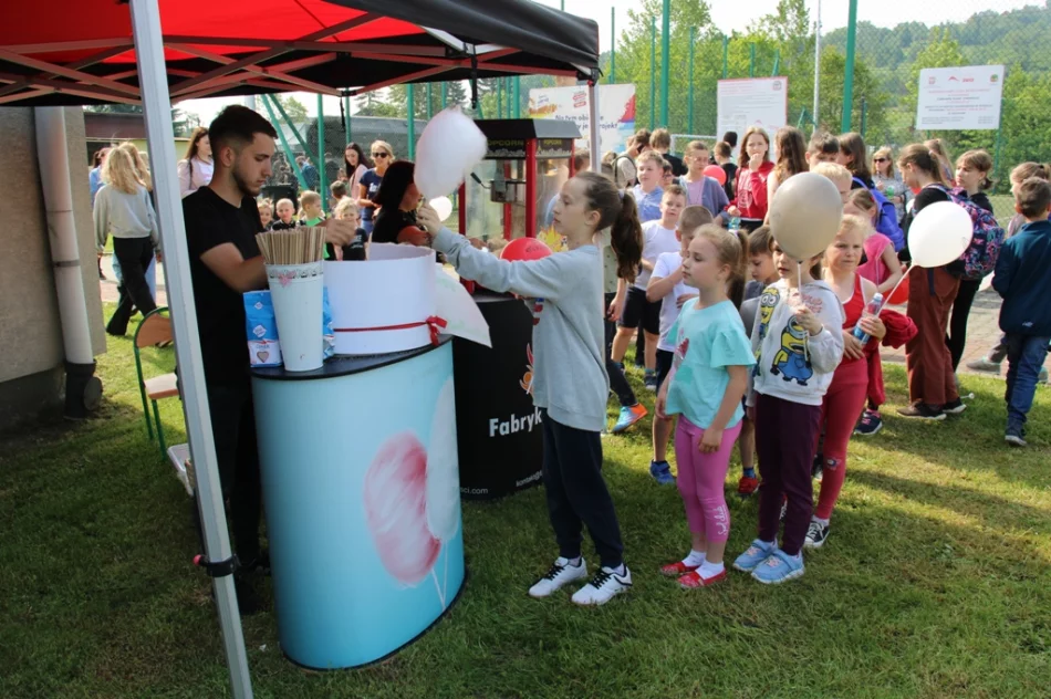 Festyn z okazji Dnia Dziecka w Zespole Szkolno-Przedszkolnym nr 4 w Limanowej - zdjęcie 12