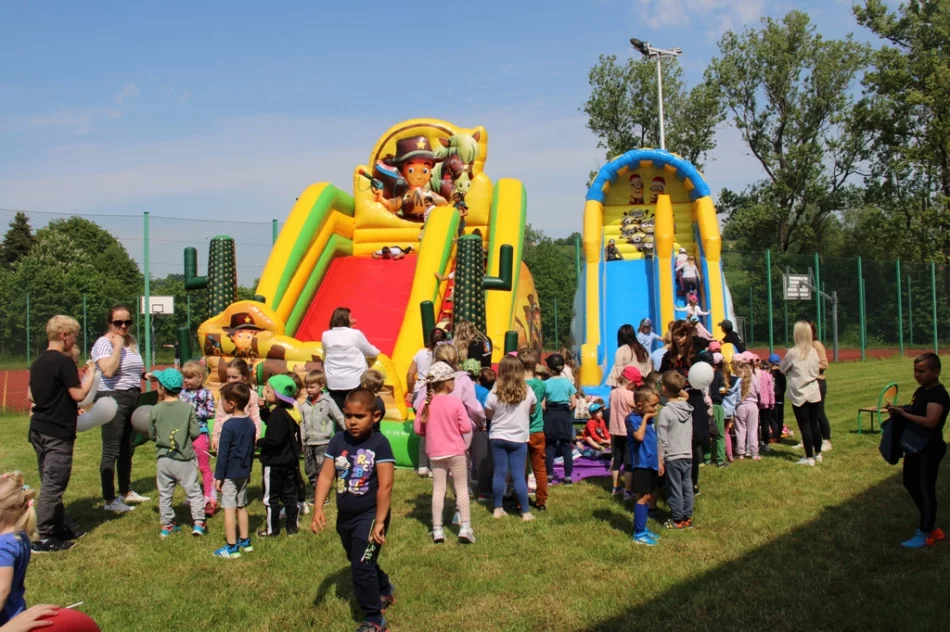 Festyn z okazji Dnia Dziecka w Zespole Szkolno-Przedszkolnym nr 4 w Limanowej - zdjęcie 15