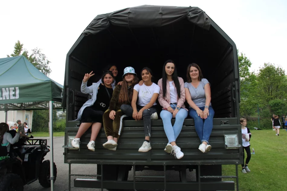 Festyn z okazji Dnia Dziecka w Zespole Szkolno-Przedszkolnym nr 4 w Limanowej - zdjęcie 17