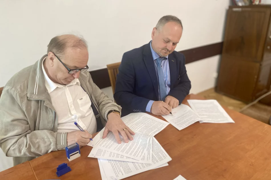 Podpisanie umowy na wykonanie kanalizacji w miejscowościach Kłodne i Męcina - zdjęcie 2