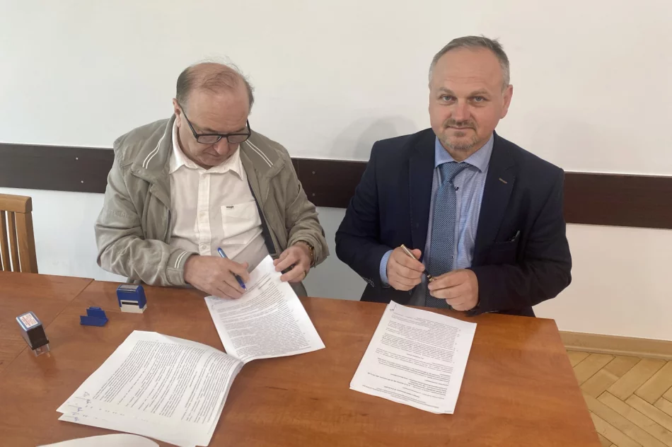 Podpisanie umowy na wykonanie kanalizacji w miejscowościach Kłodne i Męcina - zdjęcie 3