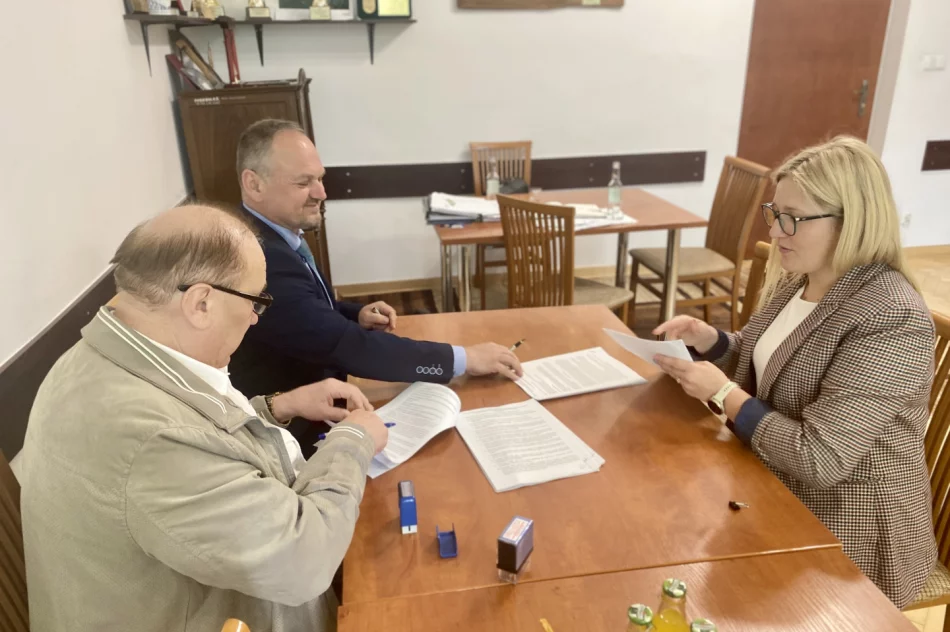 Podpisanie umowy na wykonanie kanalizacji w miejscowościach Kłodne i Męcina - zdjęcie 4