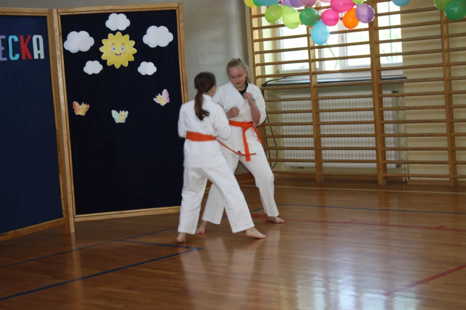 Piknik integracyjny z okazji Dnia Dziecka w Szkole Podstawowej w Męcinie - zdjęcie 2