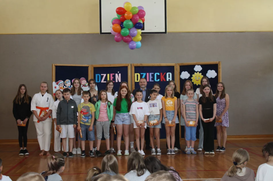 Piknik integracyjny z okazji Dnia Dziecka w Szkole Podstawowej w Męcinie - zdjęcie 3