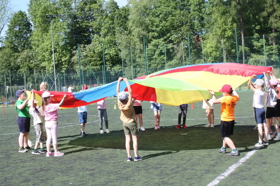 Piknik integracyjny z okazji Dnia Dziecka w Szkole Podstawowej w Męcinie - zdjęcie 7