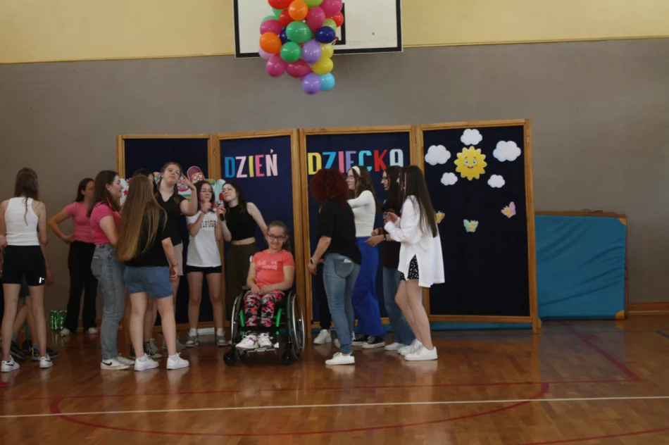 Piknik integracyjny z okazji Dnia Dziecka w Szkole Podstawowej w Męcinie - zdjęcie 9