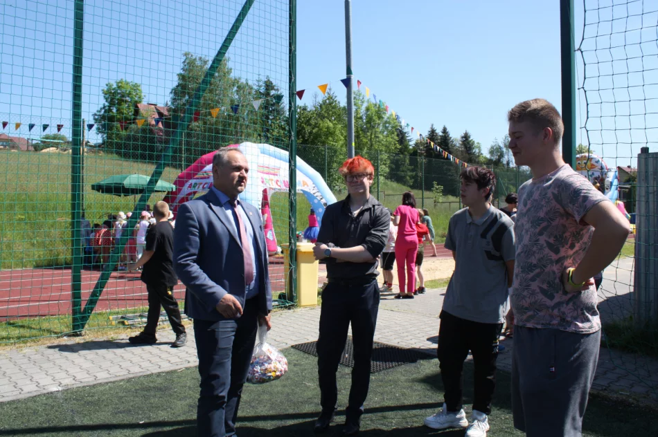 Piknik integracyjny z okazji Dnia Dziecka w Szkole Podstawowej w Męcinie - zdjęcie 12