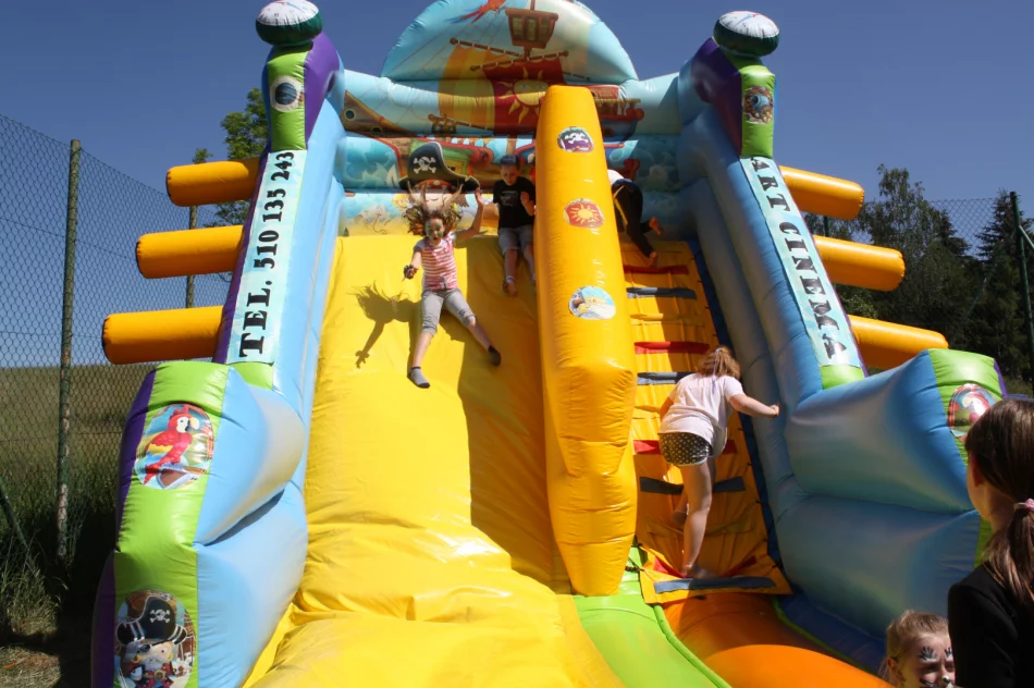 Piknik integracyjny z okazji Dnia Dziecka w Szkole Podstawowej w Męcinie - zdjęcie 13