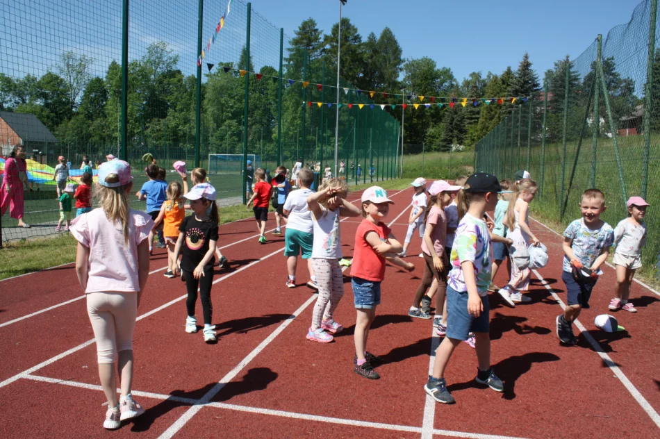 Piknik integracyjny z okazji Dnia Dziecka w Szkole Podstawowej w Męcinie - zdjęcie 15