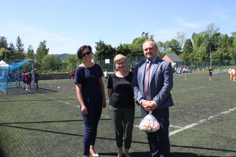 Piknik integracyjny z okazji Dnia Dziecka w Szkole Podstawowej w Męcinie - zdjęcie 16