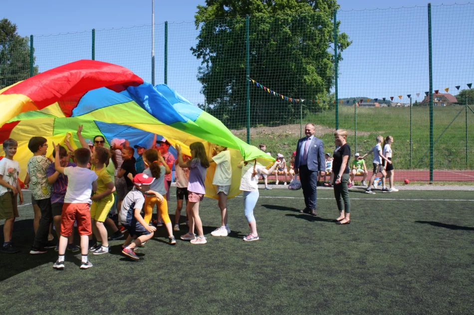 Piknik integracyjny z okazji Dnia Dziecka w Szkole Podstawowej w Męcinie - zdjęcie 17