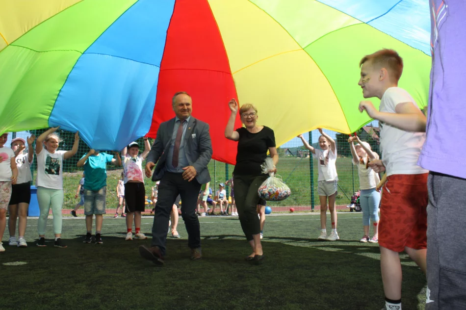 Piknik integracyjny z okazji Dnia Dziecka w Szkole Podstawowej w Męcinie - zdjęcie 18