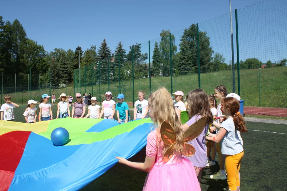 Piknik integracyjny z okazji Dnia Dziecka w Szkole Podstawowej w Męcinie - zdjęcie 19