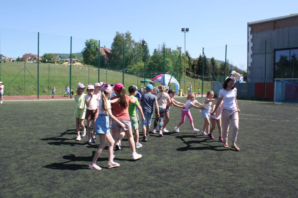 Piknik integracyjny z okazji Dnia Dziecka w Szkole Podstawowej w Męcinie - zdjęcie 20