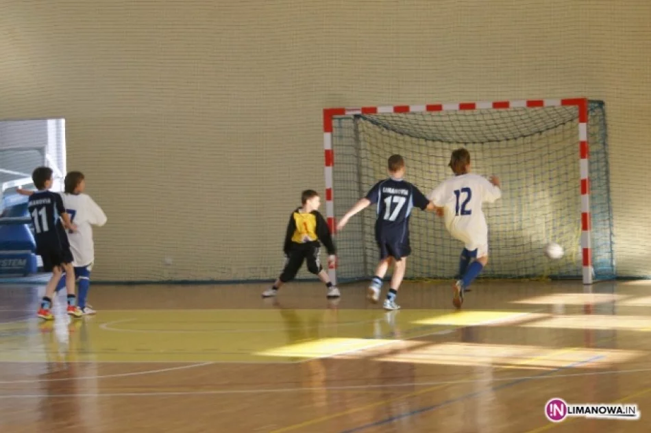 XVII Halowy Turniej Piłki Nożnej Trampkarzy o Puchar Burmistrza Miasta Limanowa - zdjęcie 2