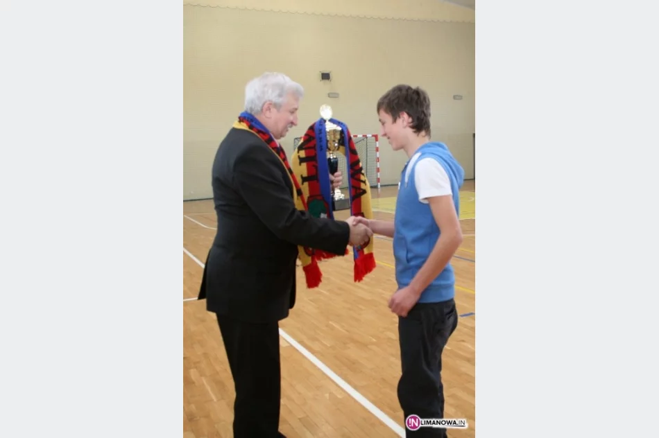 XVII Halowy Turniej Piłki Nożnej Trampkarzy o Puchar Burmistrza Miasta Limanowa - zdjęcie 4