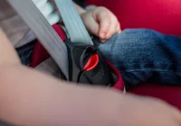 Strażacy uwolnili dziecko uwięzione w samochodzie - zdjęcie główne