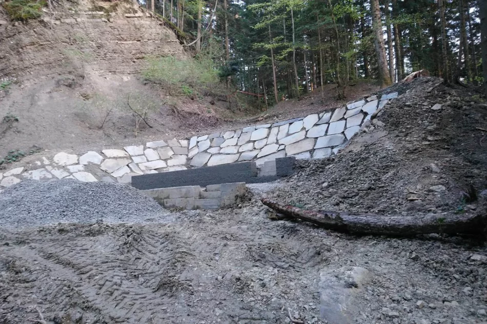 Odnawiają zdegradowane miejsce spotkań - kamieniołom - zdjęcie 4