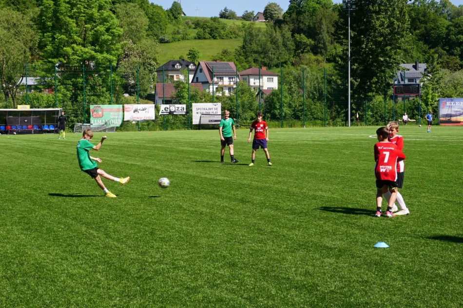 Chłopcy z Mordarki Mistrzami Powiatu w Piłce Nożnej. - zdjęcie 4