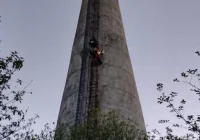 Uratowali kobietę. Chciała odebrać sobie życie będąc na 30 metrowym kominie - zdjęcie główne