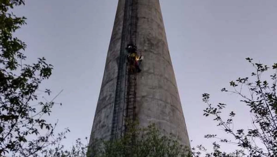 Uratowali kobietę. Chciała odebrać sobie życie będąc na 30 metrowym kominie - zdjęcie 1