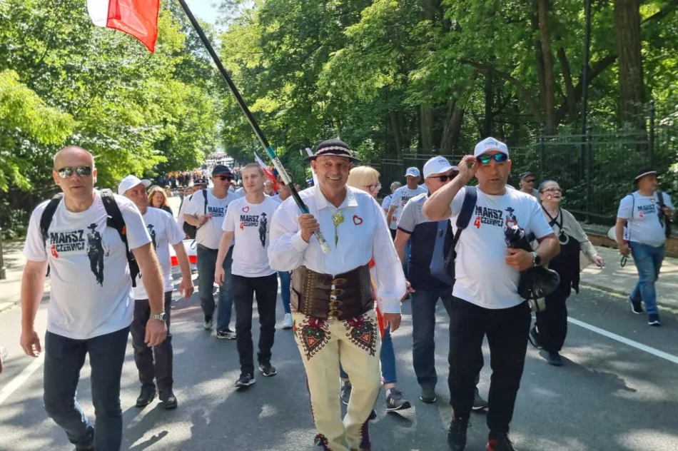 Limanowianie na "Wielkim Marszu" w Warszawie (zdjęcia) - zdjęcie 5
