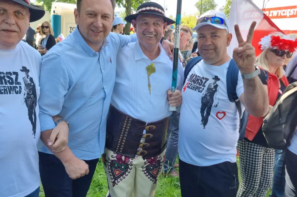 Limanowa na marszu w Warszawie - “To nie jest kraj PiS, tylko wszystkich obywateli” - zdjęcie 13