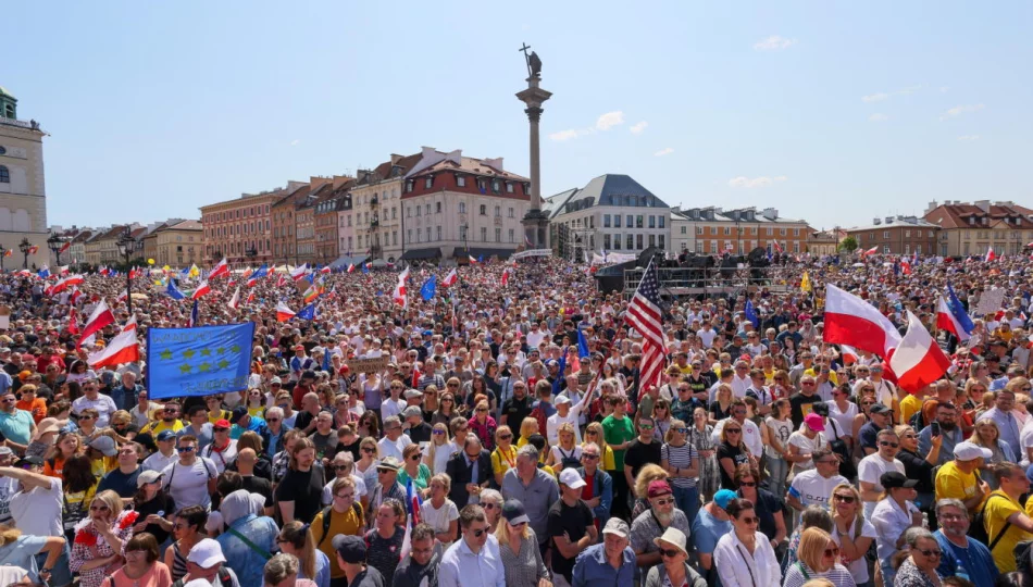 Marsz: według służb 100 a 150 tys. osób, według organizatorów 500 tys. osób - zdjęcie 1